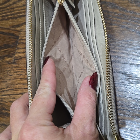 Michael Kors wallet - Picture 5 of 6